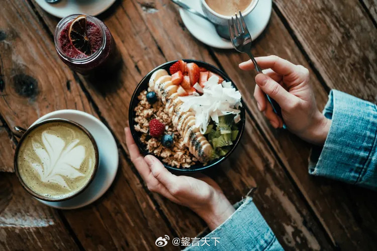 维生素D需要脂肪帮助吸收根据Health.com最新报道，很多人以为只要补充维