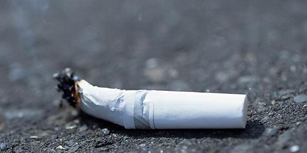 1949年，开国大典前，刘拴虎在天安门广场突然发现一个烟头，而就是这么一个小细节