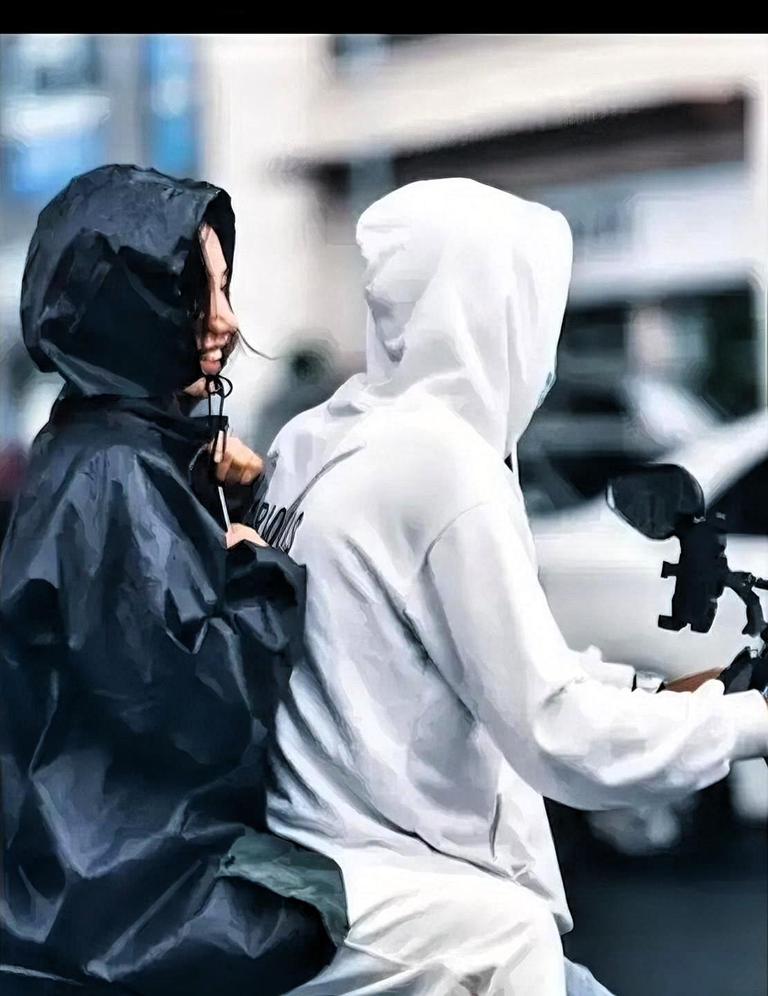 孩子请别嫌弃你的妈妈。山东下大雨，校门口的私家车堵得水泄不通，雨点子砸在车玻璃