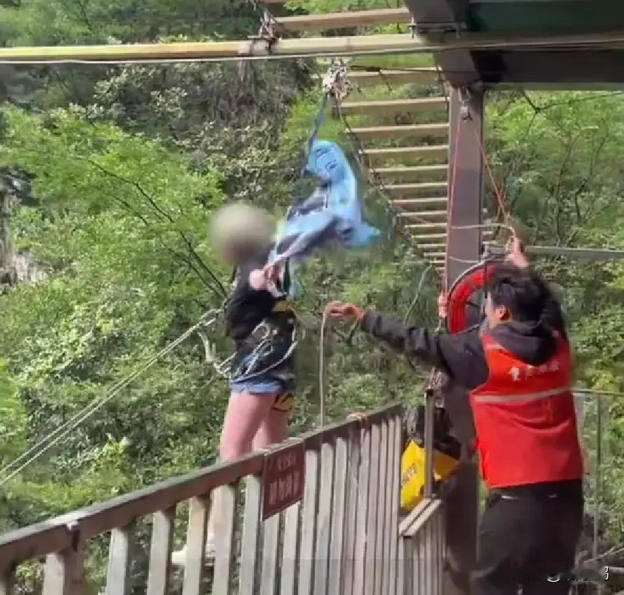 她喊了三声绳子没绑紧，可惜没人及时把她拉回来，就这样荡出去了，真的太心痛了。