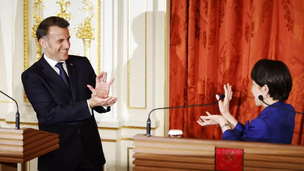 老马和毒苗这手势是奥特曼打怪兽的意思吗？