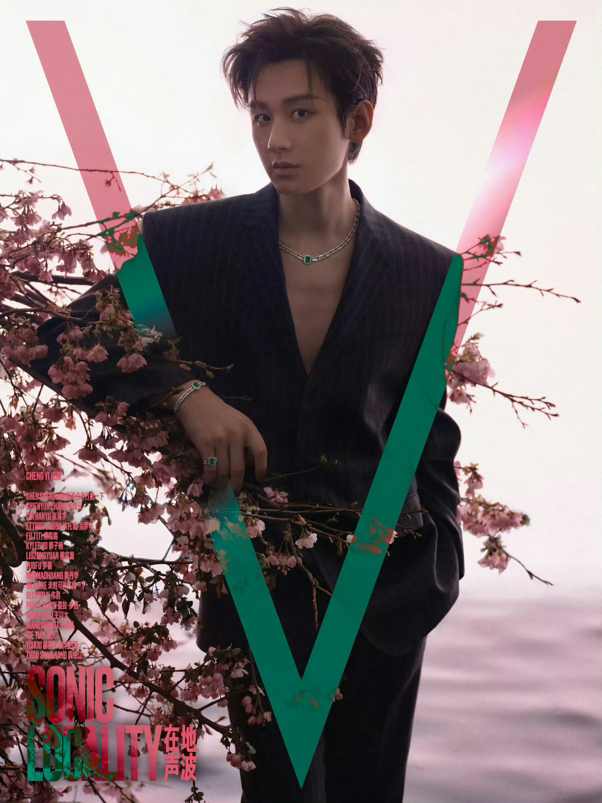 成毅微卷白毛成毅V中文版五月刊封面大片来袭💥清冷微卷白发造型氛围感拉满，蓝调紧