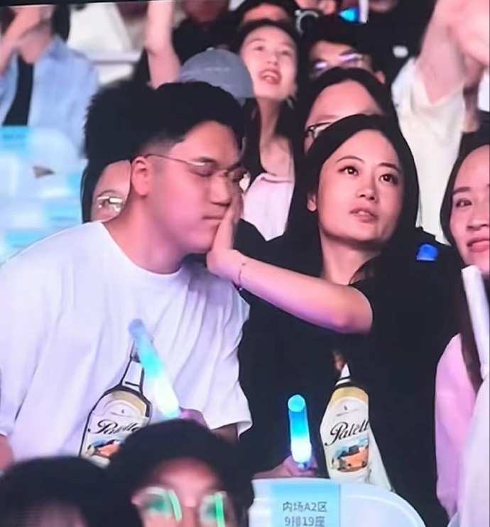 这男一定是买了三张演唱会的门票对喜欢的女生索吻，结果被无情的推开。已经2026