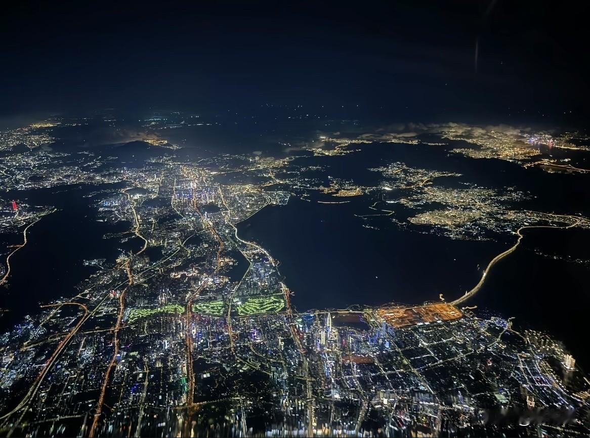 广东最大的问题，就是强在广深两座城，广深强，则广东强！广深慢，则广东慢！因为这两