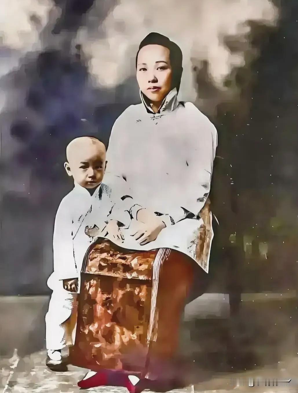 伟大的科学家钱学森，一九一四年与他母亲章兰娟在北京的珍贵合影，彼时他三岁，倚靠在