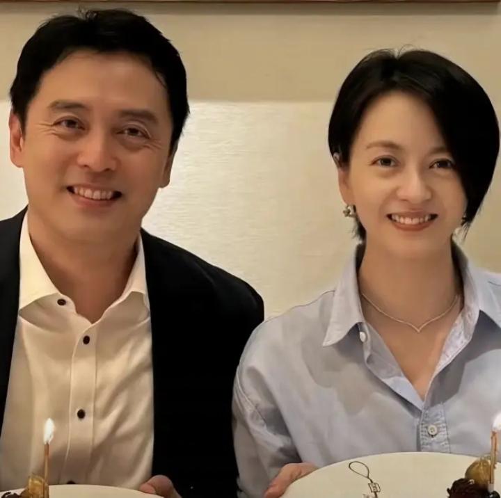 50岁的梁咏琪罕见晒出与龙凤胎弟弟梁咏俊的庆生合照，画面温馨。姐弟俩都是高颜值，