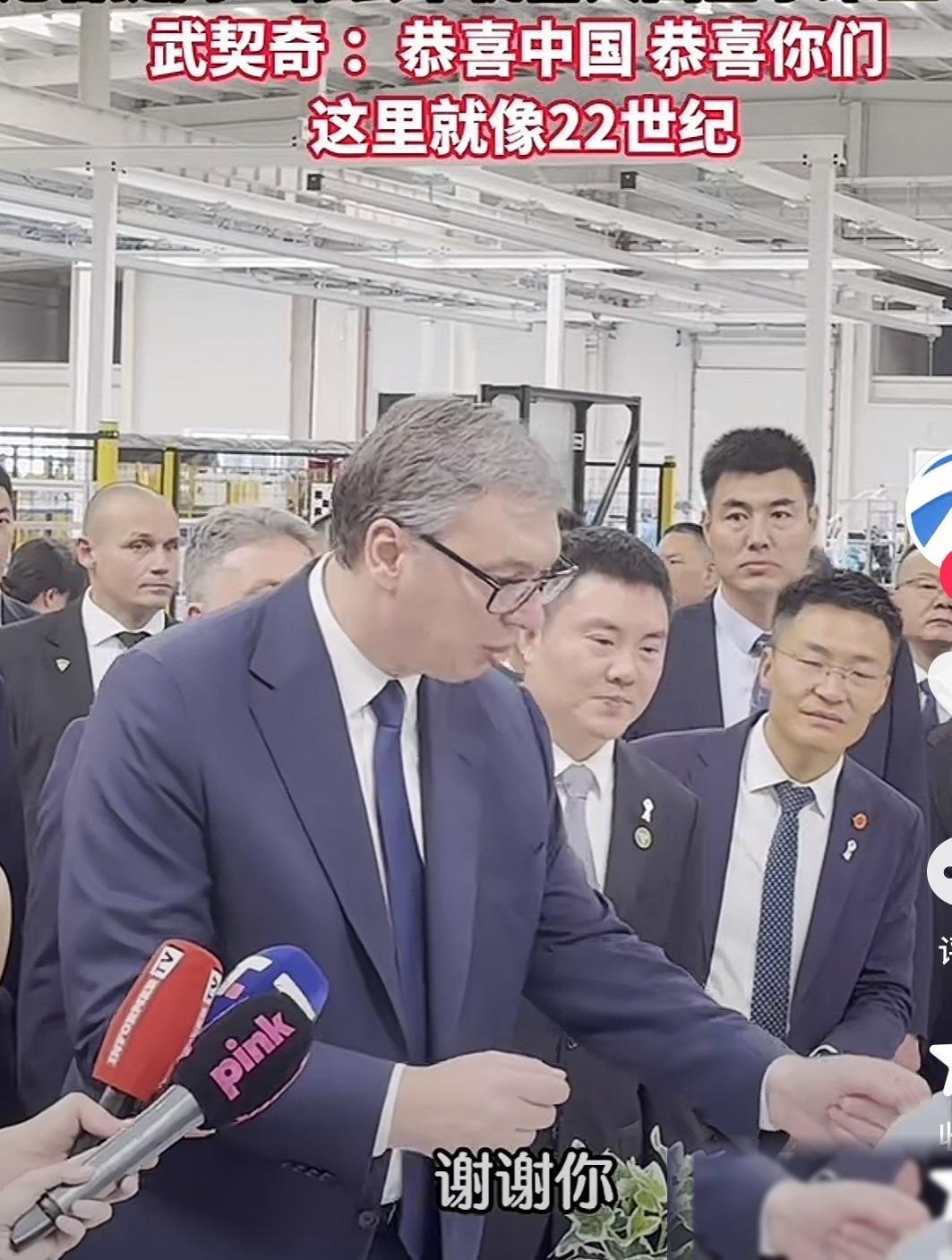 要不说“577”总统就是情商高呢！27日，武契奇在浙江嘉兴的某高新技术园区观摩