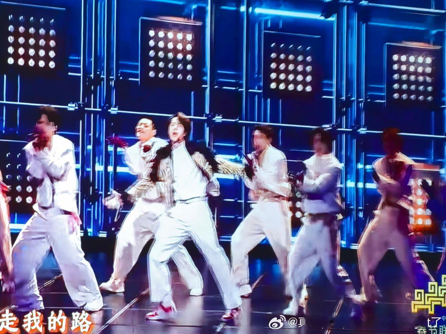 一段solo歌舞王一博还是比10个人8个人凑一个节目的有排面点儿