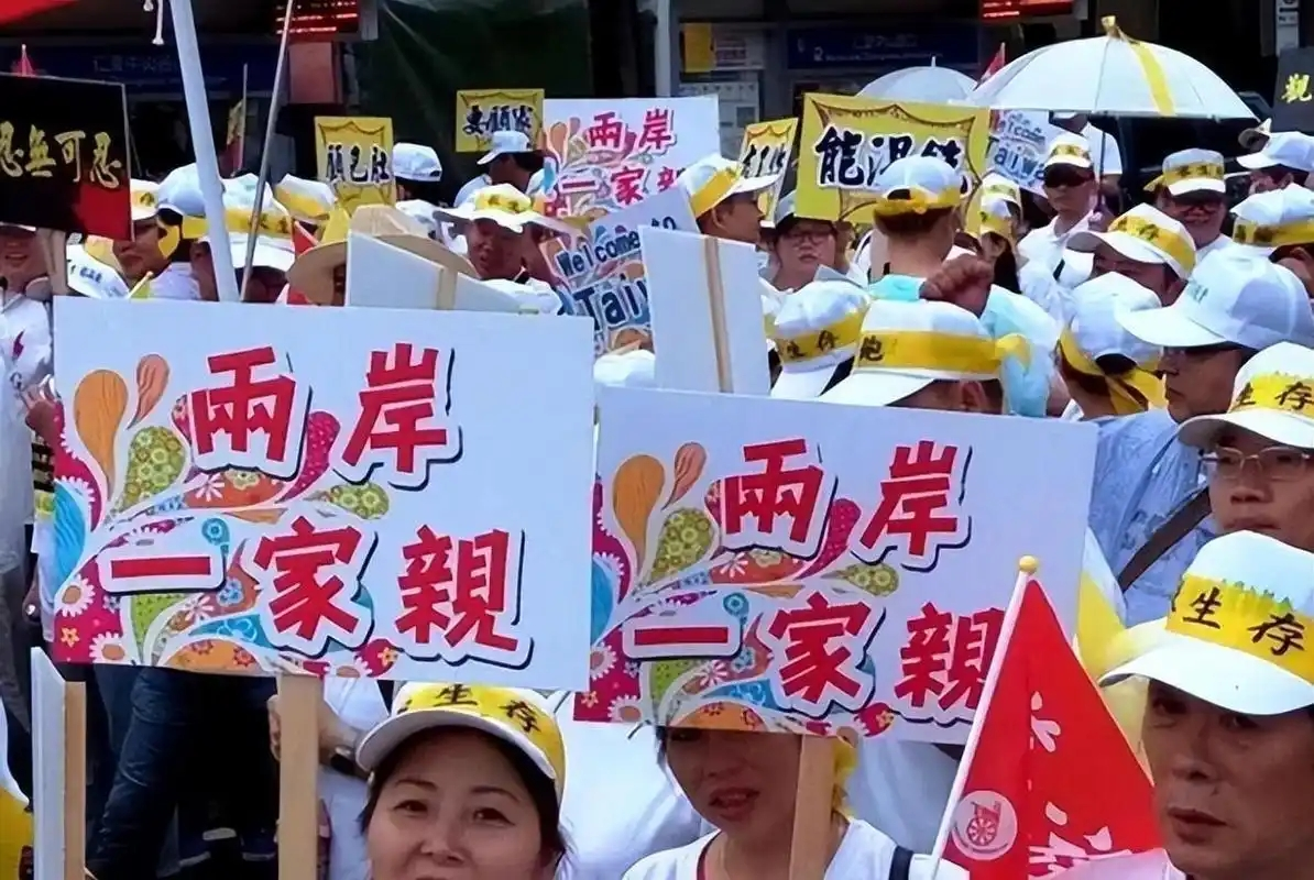 台湾问题的解决最近有了新路子，不用真刀真枪打仗，也不是光靠嘴上谈和平，而是让岛内