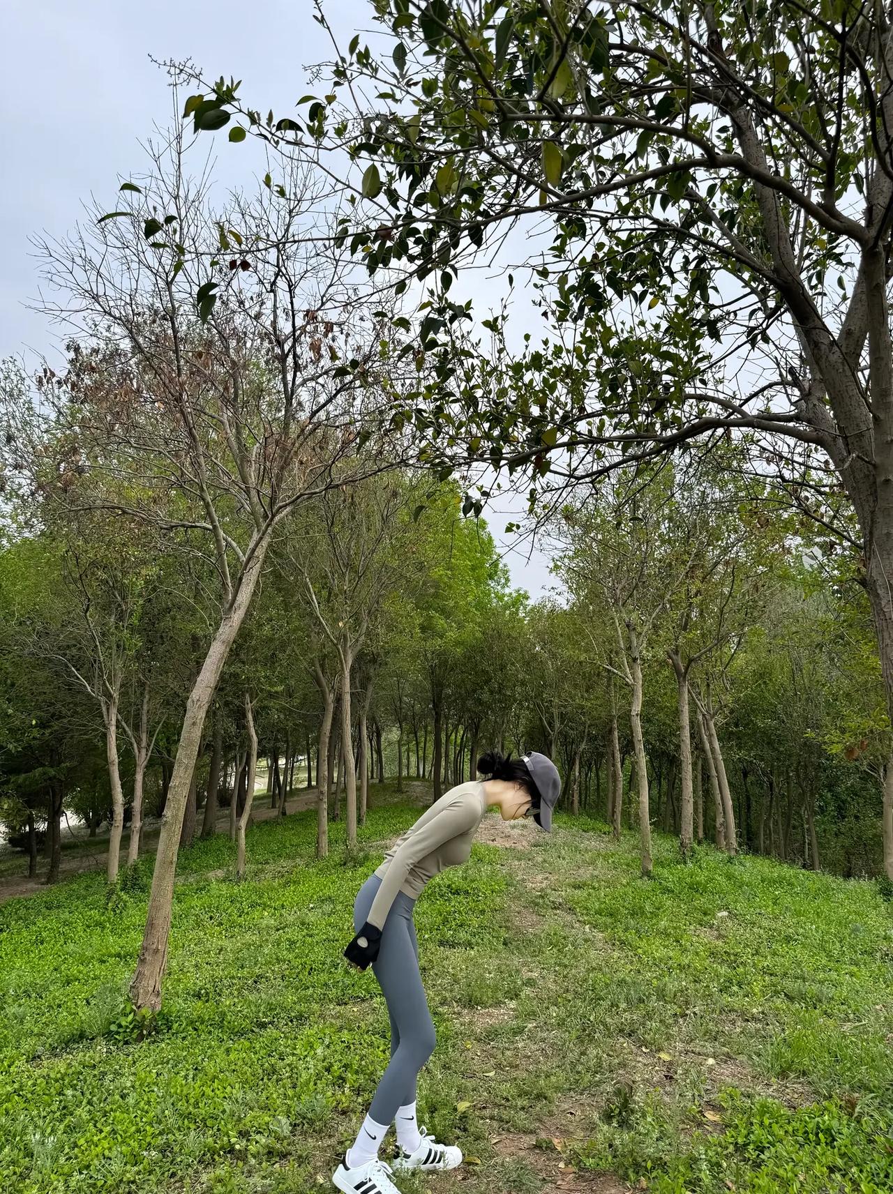 一个人正在树林中做伸展运动。