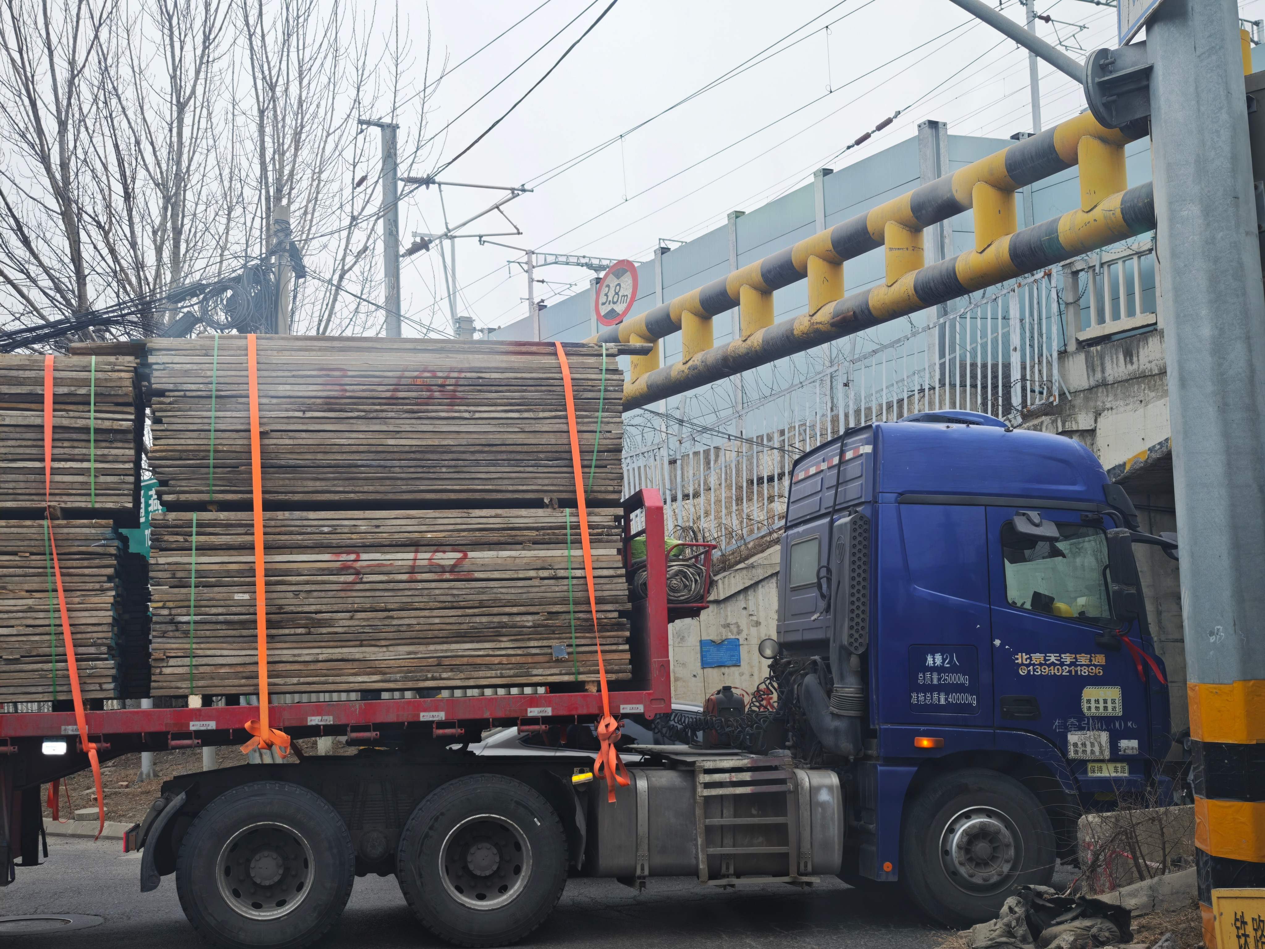 大货车限高差了一点过不去，就非要走，停在路中间，下车设法降车身蹭过去，堵了一大串