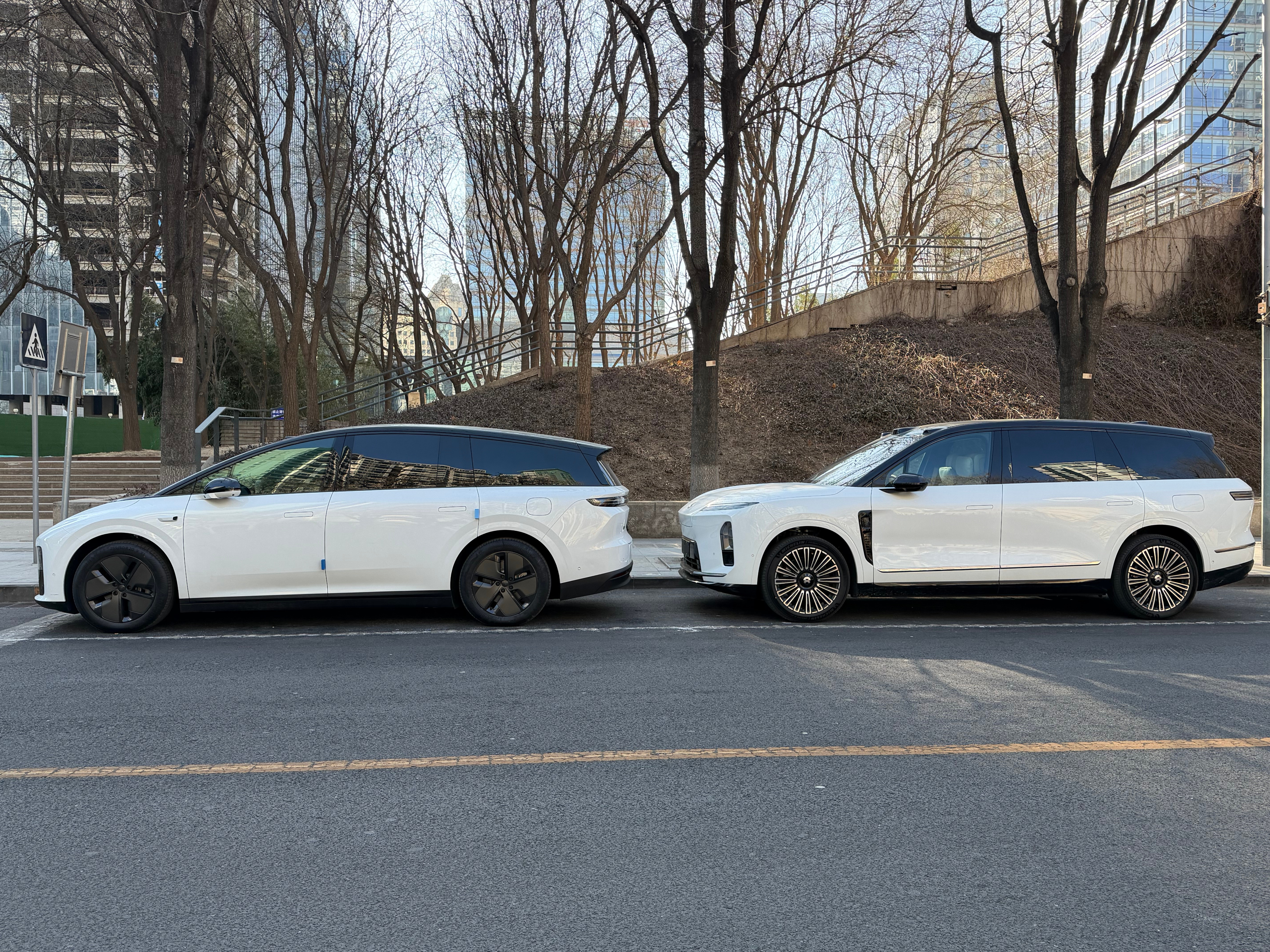 路边停车吃个饭，出来看见一辆i8停我前面，还是白色的，你是想当火车头吗？🚄