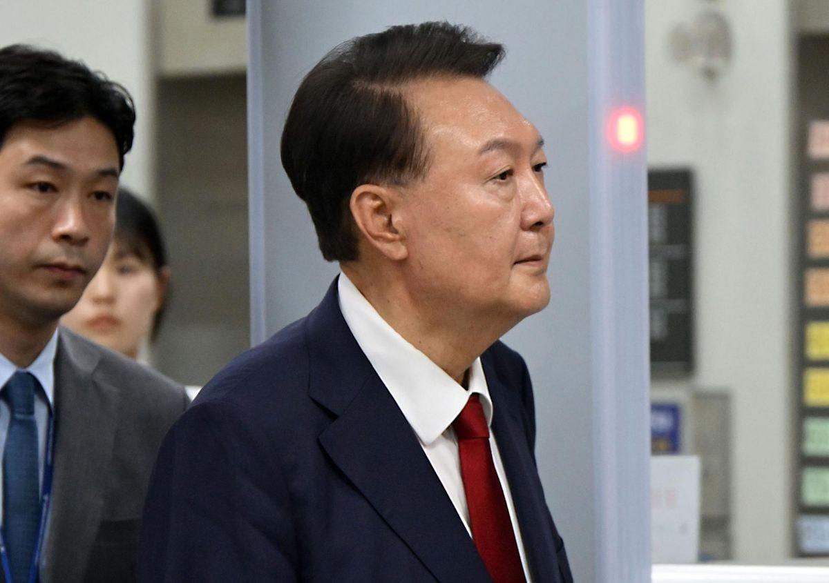 尹锡悦要瞎了？戴着手铐脚镣就医，看守所所长因“优待前总统”遭紧急撤换当地时间