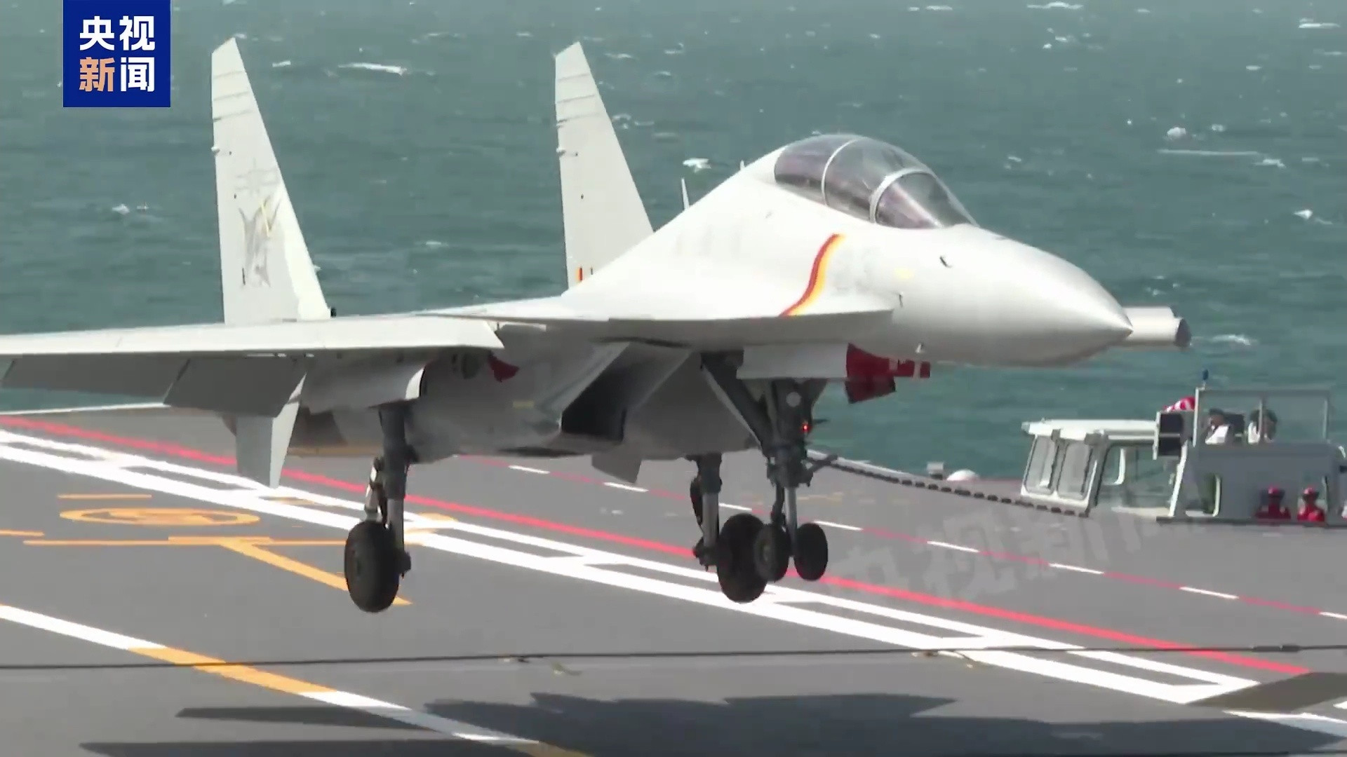 编号23的歼-15DT在福建舰降落起飞