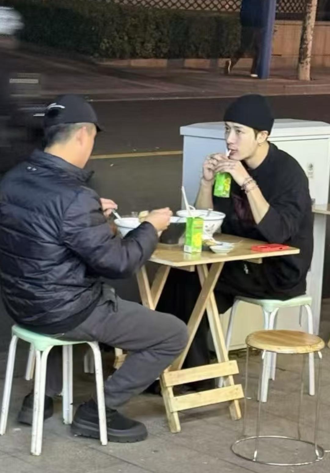 在上海街头的面馆撞见王嘉尔本人，这是什么“破次元”日常！黑帽黑衫裹得随性，却挡不