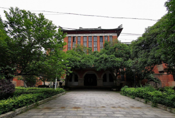 湖南大学和南昌大学国家超级计算长沙中心在湖南，这个超算中心由湖南大学负责全面运