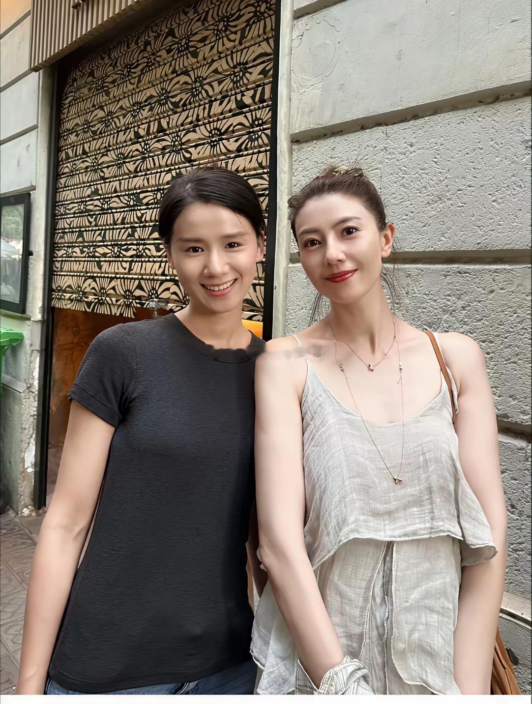 高圆圆这裙子看起来太廉价了，不符合她的气质。​​​