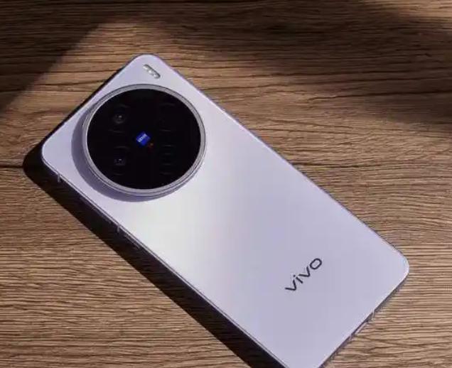 影像系统延续了vivo的优势，后置5000万像素蔡司三摄，覆盖主摄、超广角和潜望