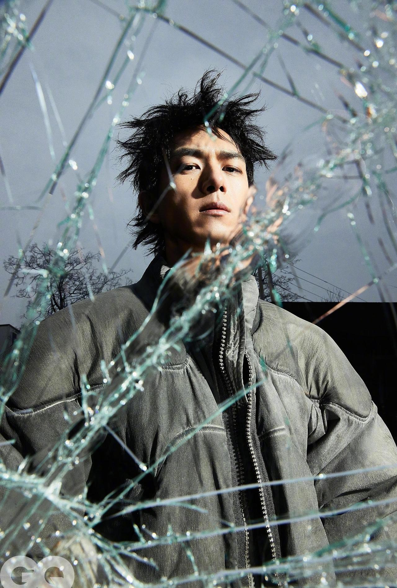 李现登GQ三月刊封面，简直是风格大变，先锋又前卫的风格有种不一样的风味，真不是一