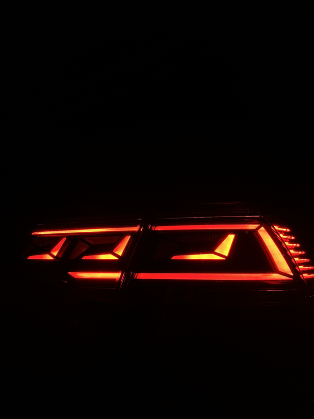 迈腾B8尾灯经典永流传爱车外观方面最喜欢的一个地方当之无愧的就是点亮后的尾灯了