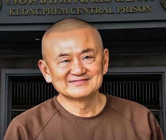 他信和他的过去告别，是对他进入曼谷监狱服刑的最好解释。一个近八十岁的老人，凭他