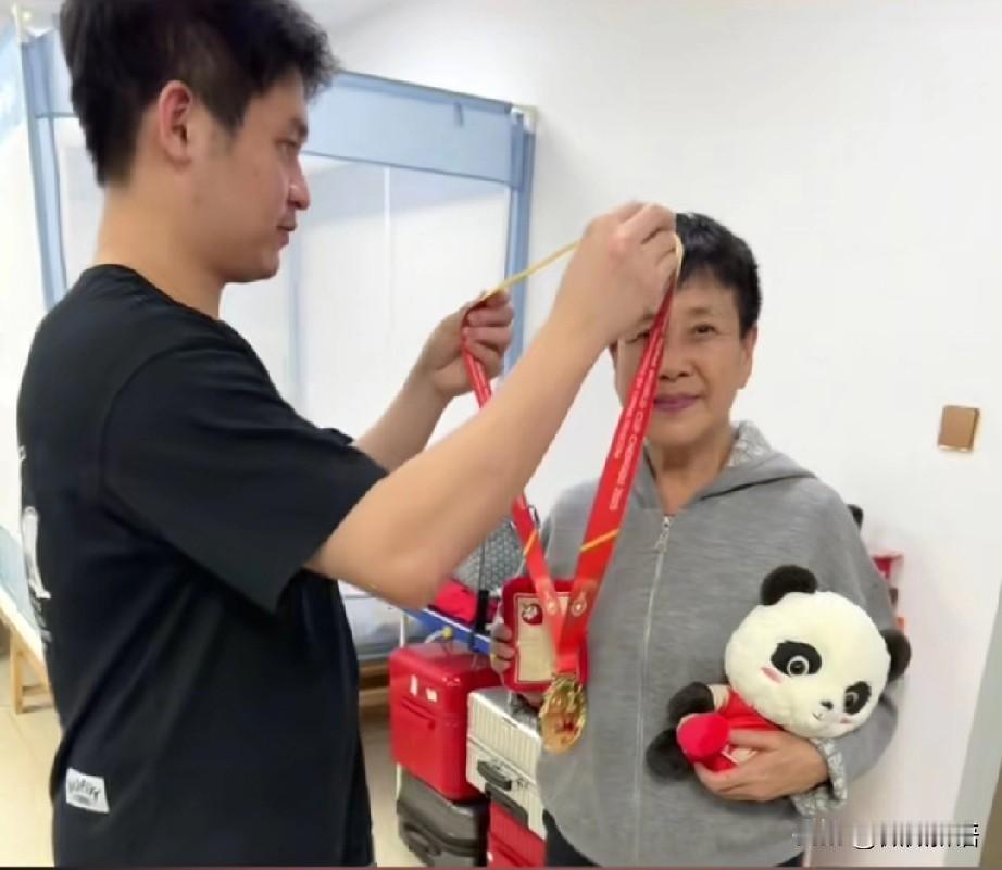 林诗栋回到海南是肉眼可见的开心。刚刚看到关教练发抖音了，林诗栋回到海南后，她也