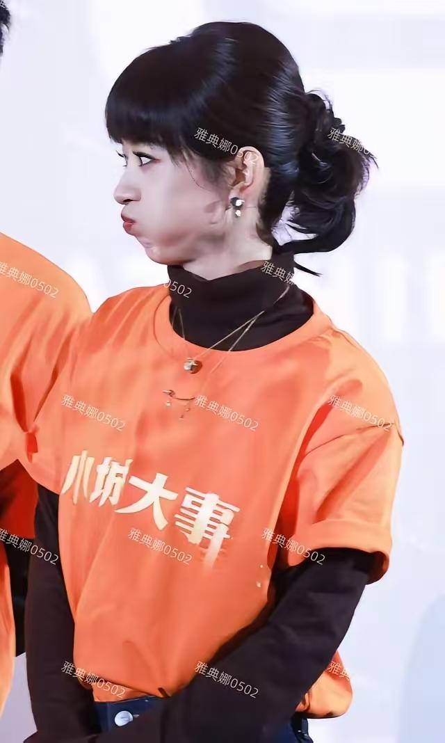 赵丽颖发布会现场一直在嘟嘴卖萌，确实憔悴了许多，好像瞬间老了许多。活动是工作不是