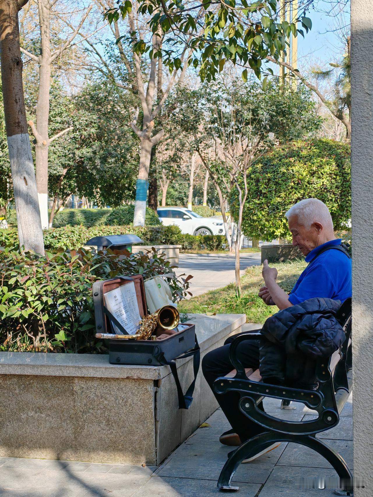 今天的西安不知道有多热？看看昨天公园里的萨克斯老哥穿上了短袖。我昨