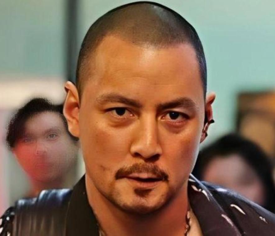 近日，吴彦祖因拍摄新戏的全新造型引发关注，他剪去长发以寸头造型亮相，狠戾气场全开