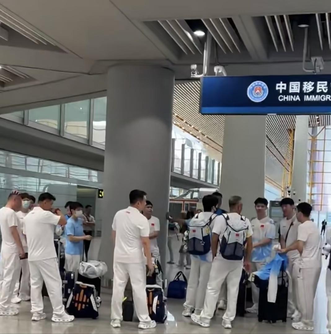 国乒出发名古屋亚运会，候机大厅里面王楚钦跟队友聊得热火朝天，爱热闹的莎莎也赶
