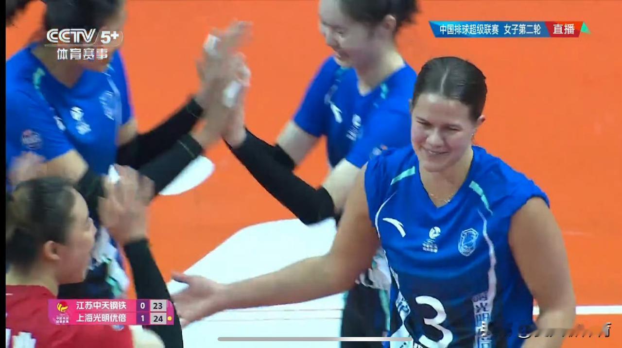 江苏女排打到现在，真的就靠吴梦洁一个人啊[哭哭]范泊宁要一传没一传，要进攻没进攻