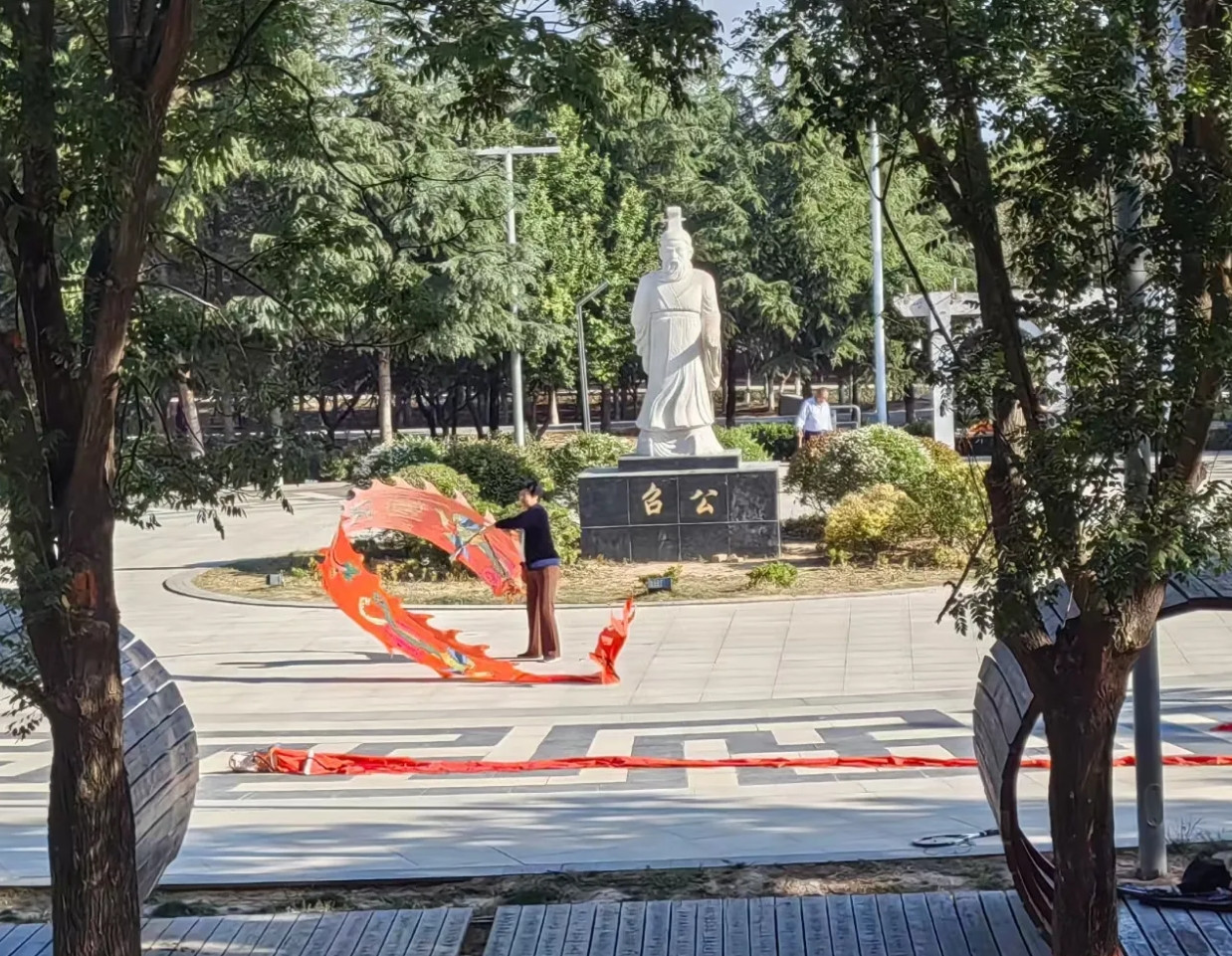 今天早上，单位召开纪律作风整顿会议，要求上周五无故缺岗的八名机关干部一一上台做检