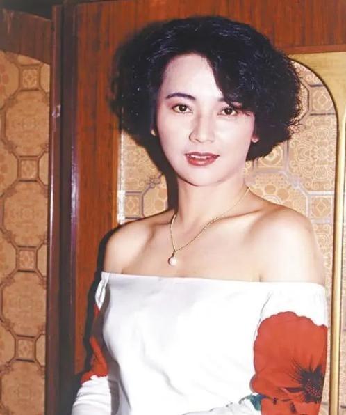 1989年，金马影后胡慧中，被吕小龙骗去拍摄《鬼狐》，拍摄时吕小龙私自加大尺度吻
