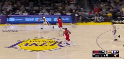 斯玛特这球传的也太高了吧~[捂脸哭]别说41岁的詹姆斯了，21岁的詹姆斯来了，