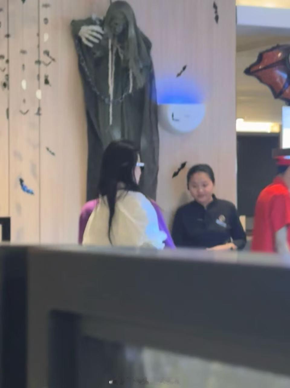 网友LA偶遇刘亦菲吃海底捞偶遇刘亦菲在LA吃海底捞终于找到我和刘亦菲的共同点[