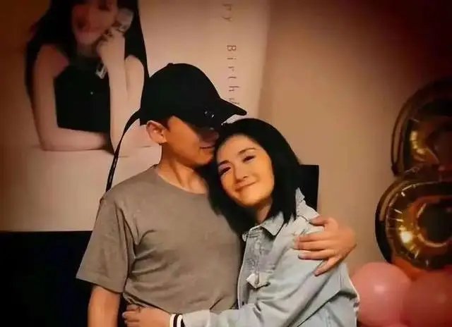 谢娜张杰带娃游乐园！露背裙身材超壮像孕妇，孩子成长超快这次张杰和谢娜现身，最先被注意到的还是两个细节
