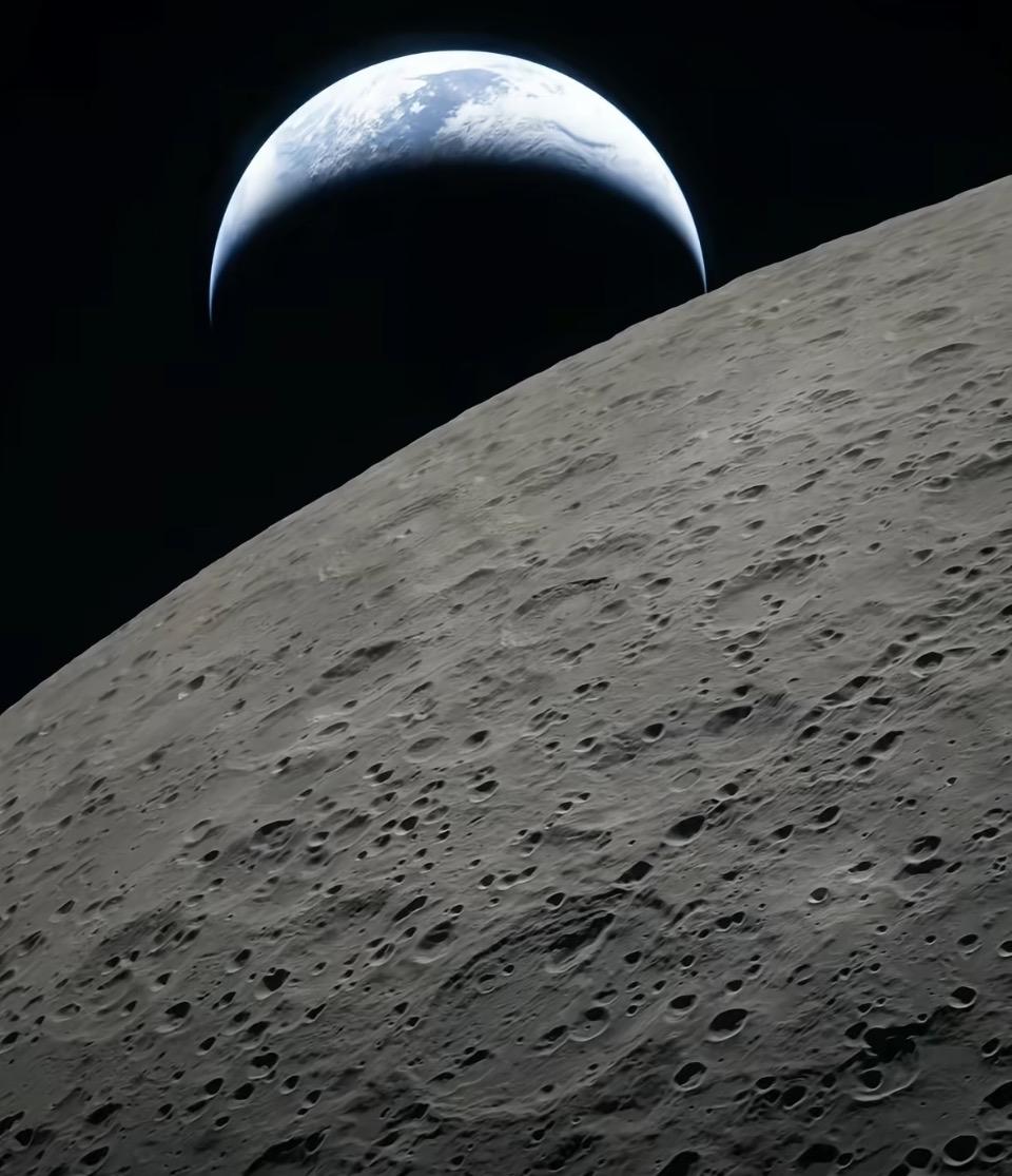 月球的神秘面纱，静谧而深邃。地球挂在月球上方，好梦幻啊！