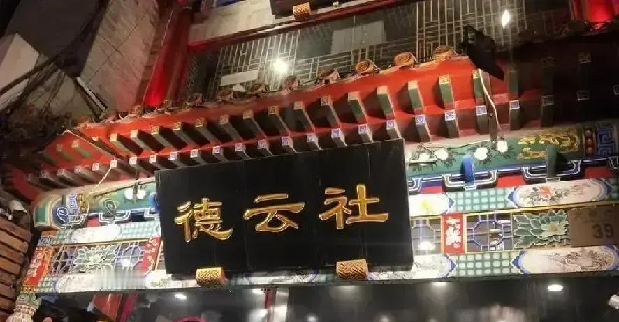 捧哏终于不坐冷板凳了。德云社去年搞了场“捧哏联盟”，阎鹤祥、周九良他们轮流