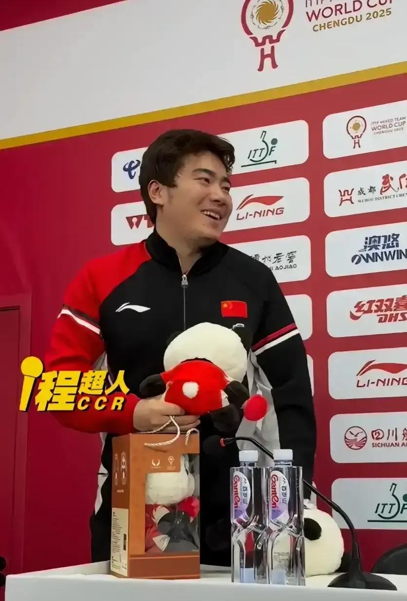 莎莎、大头、大胖线下领熊娃娃，大胖一把抱走仨，说家里人多得带回去分。大头当场黑