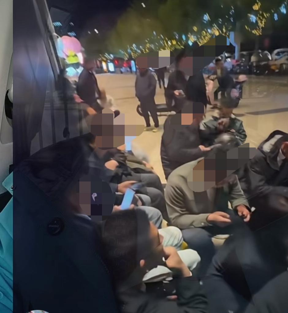 中介小哥声音哽咽：整整一夜没合眼，都没帮客户抢到一套房子。房子真的这么热？原来真