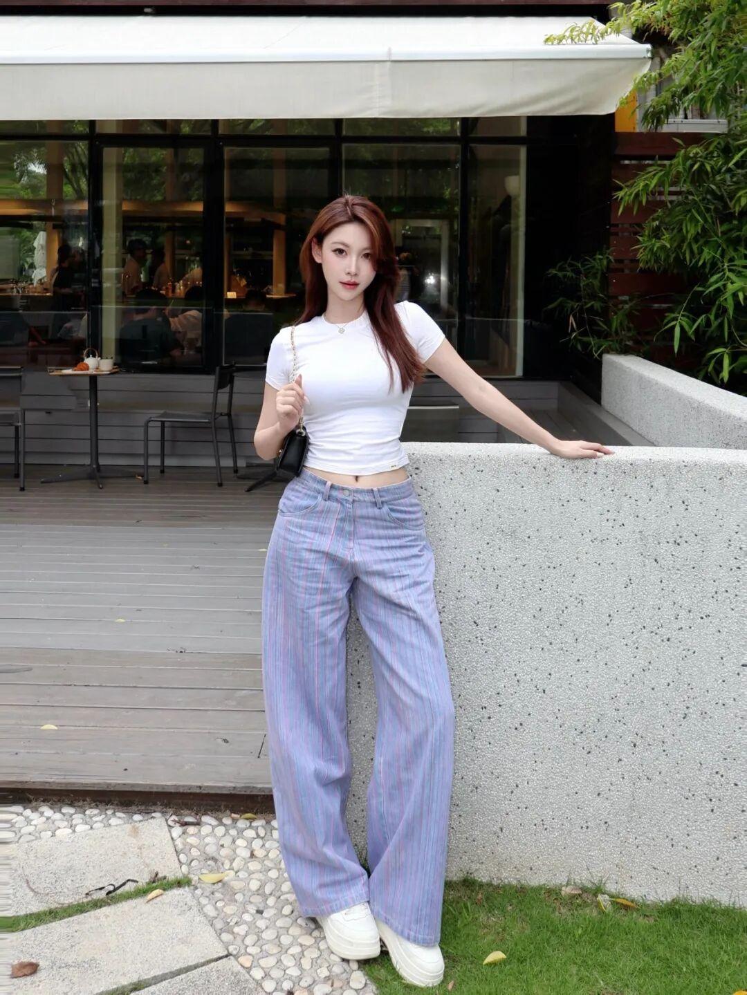 白T配条纹裤的慵懒感，是属于日常的自在时刻