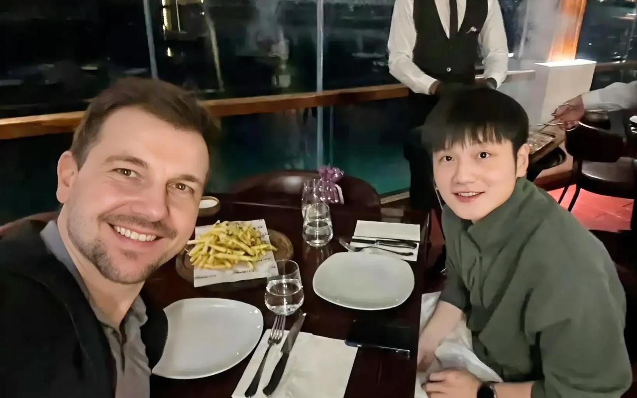 终于知道为何年龄相差16年的樊振东和波尔感情这么好并不是因为他们两个的乒乓球实