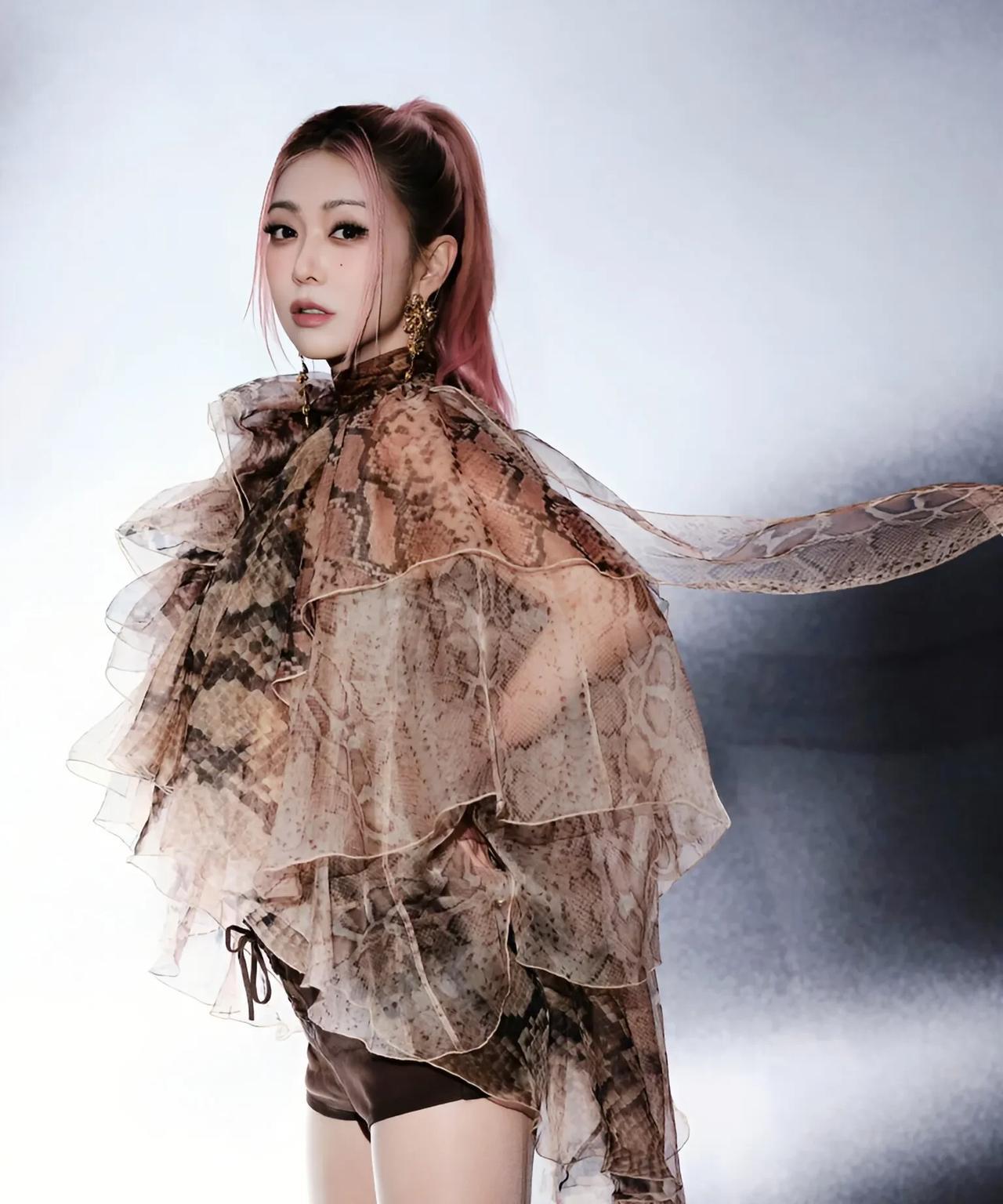 薛凯琪潍坊新青年音乐节造型太“炸”！蛇纹薄纱配美腿，吸睛指数爆表