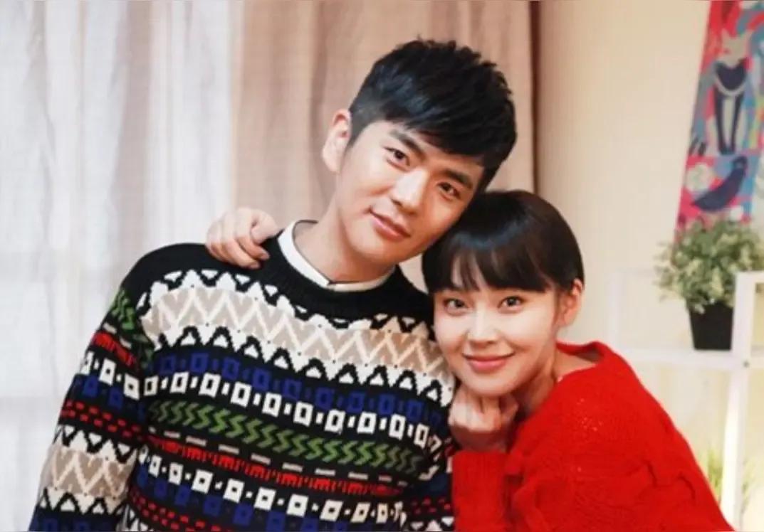 演员张佳宁说，我和舅舅张晓龙一直住一块儿，有段时间我就跟舅舅说想出去住，结果舅舅