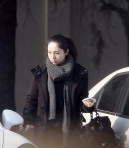 哇，董璇早期这些素颜狗仔图也太能打了吧！完全没在怕的，皮肤看着就通透，五官又大