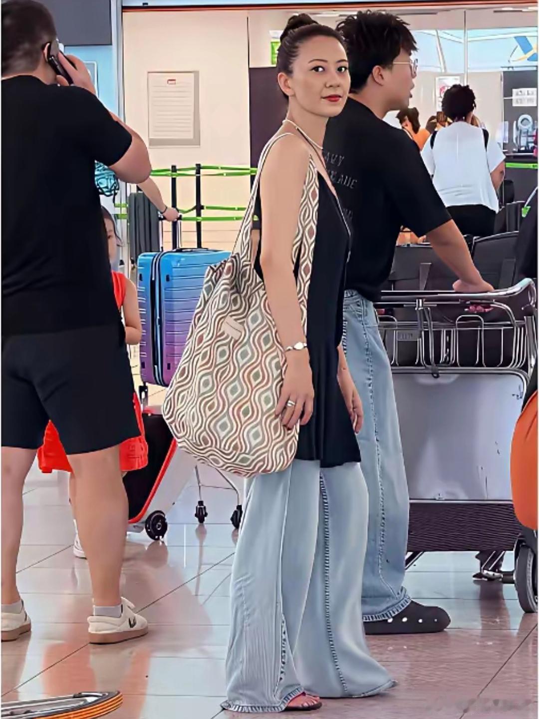明星的裤子拖地，不怕脏啊？​​​