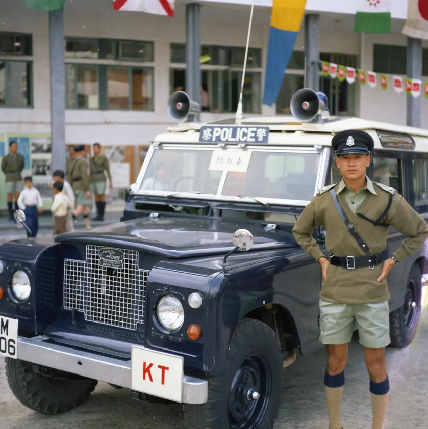 这张照片拍摄于1960年5月1日，香港一处警察执勤点的情景。镜头中这这名警察穿着