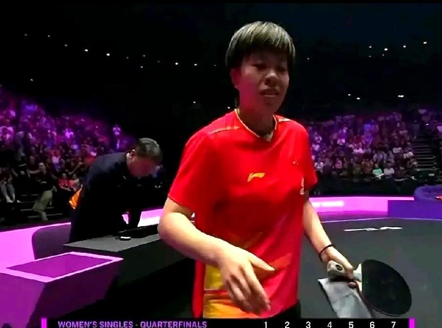 迪哥客场打比赛，全场就他一个中国观众。对手是日籍华裔，加油声震天响，他一个人站