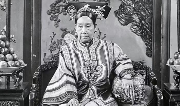 1880年，慈禧的屁股上长了疖疮，烦躁的很。太医们束手无策，毕竟谁敢摸太后的屁股