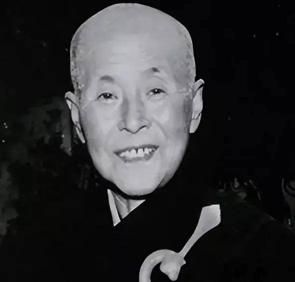 1999年1月2日，通慧禅林那口陶瓮被敲开，灰尘扬起，一股清香味飘出来。人就坐